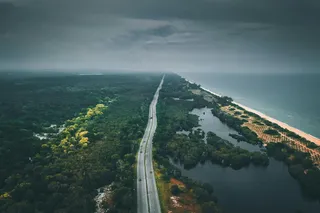 阴云下的海岸线