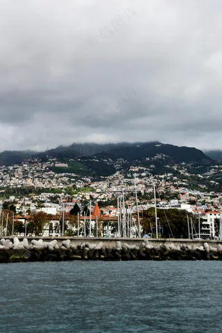 宁静海面上的渔村风光