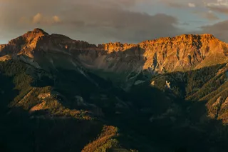 夕阳下的金色山脉