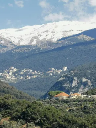 雪山下的宁静村庄