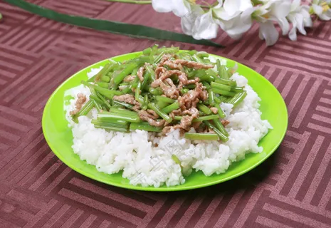 芹菜炒肉盖浇饭美食图片