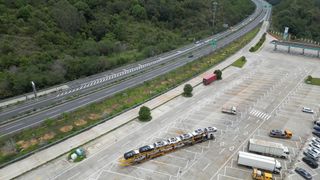 高速公路俯瞰轿车托运物流