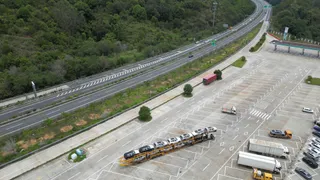 高速公路俯瞰轿车托运物流