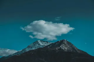 山巅之上的云海奇观