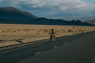 独自漫步于黄昏海滩边缘