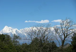 静谧蓝天下的雪山风光