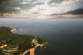 金色余晖下的静谧海岸线