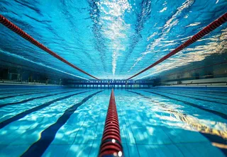 蓝色的游泳池水池摄影图