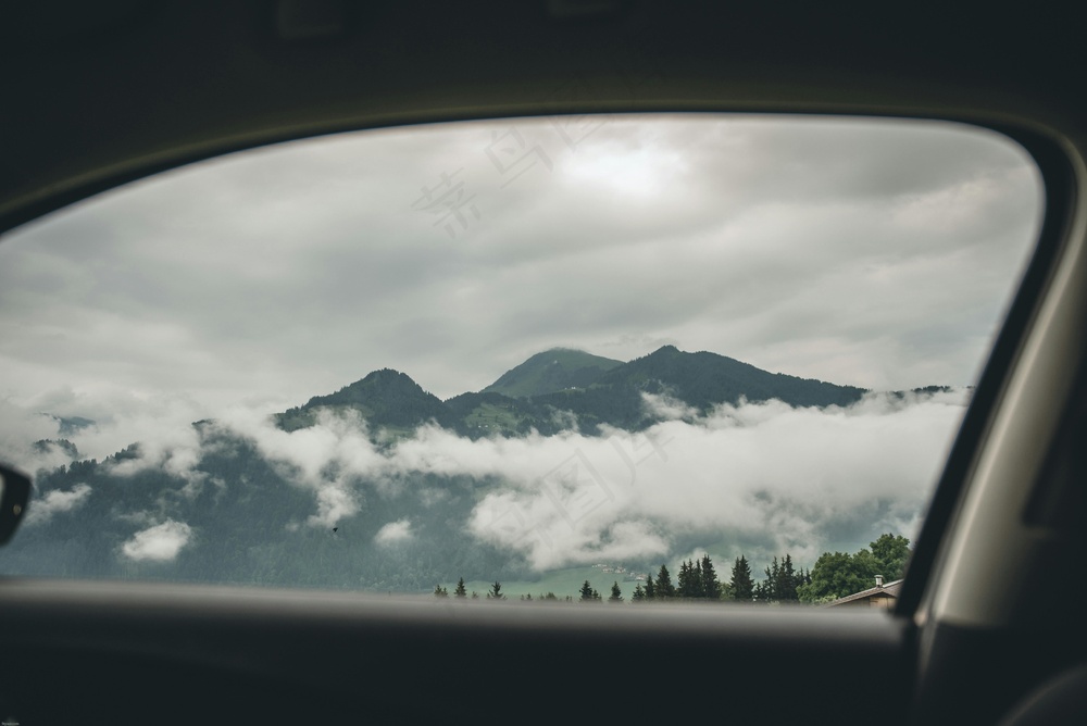 朦胧山海绘静谧