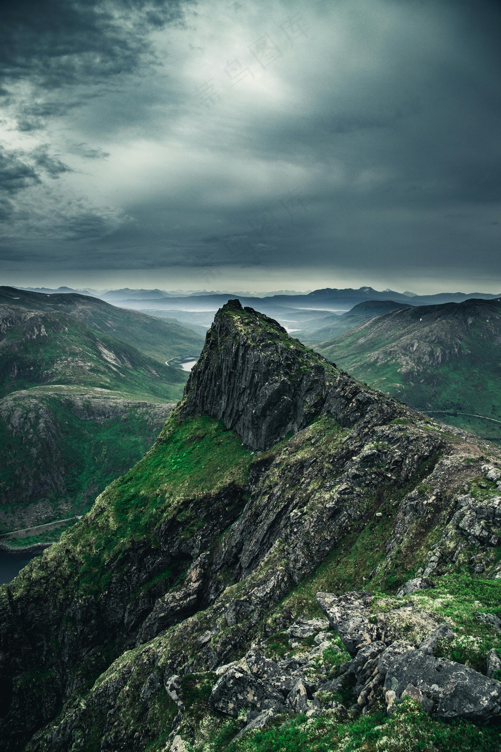 云雾缭绕的山脉