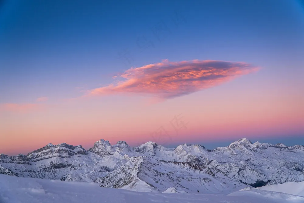 暮色雪原：天空之舞