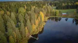 秋日湖畔：航拍下的宁静与和谐