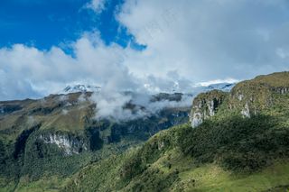蓝天白云下的翠绿山丘