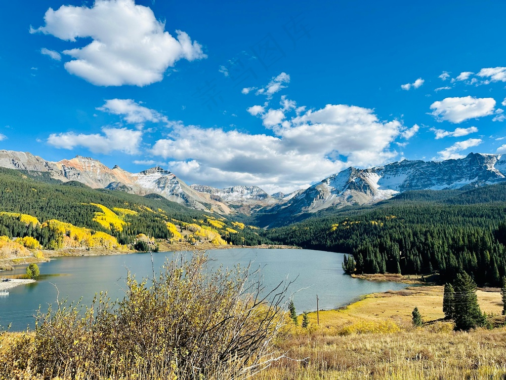 秋景山湖静谧图·自然田园风·黄绿蓝交织·屏保美图