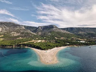 静谧山丘下的蓝绿沙滩