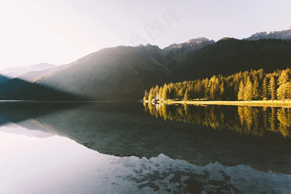 湖光山色的静谧之美