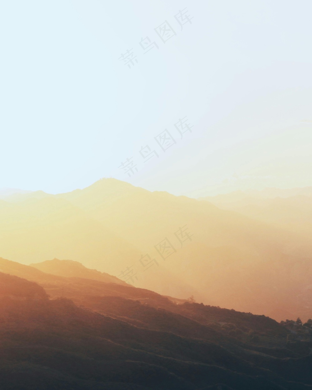 夕阳辉映静谧山·渐变蓝橙风景画