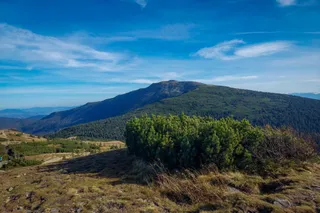 静谧山峦：写实蓝调风光摄影