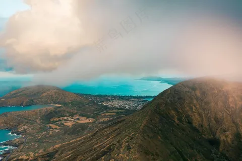 暮色中的静谧海湾