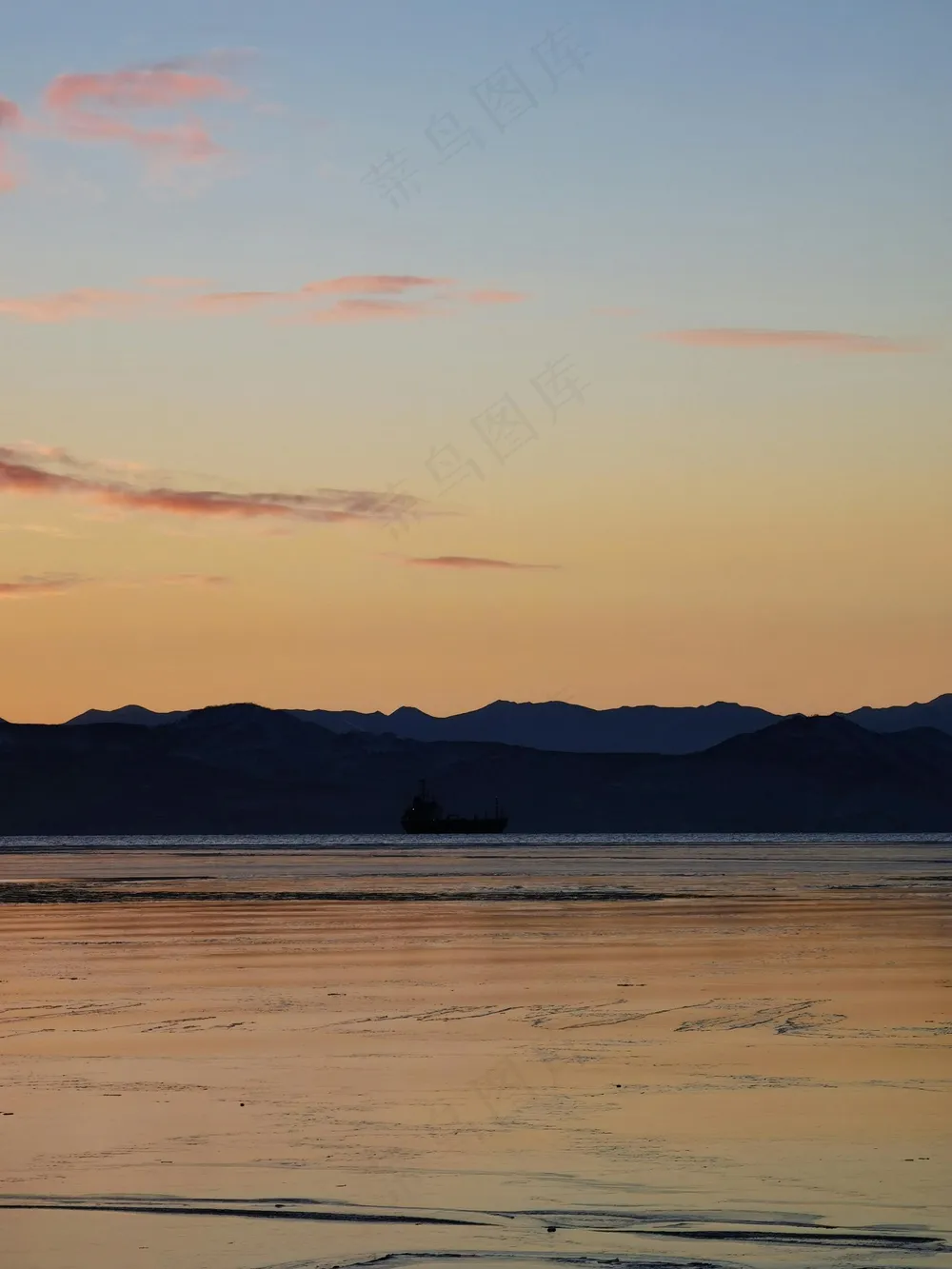 暮色中的宁静湖面