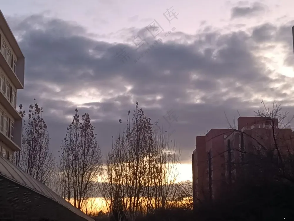 乌云把夕阳遮挡