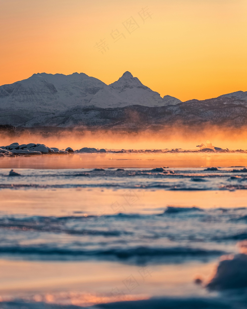 冰雪夕阳映湖光
