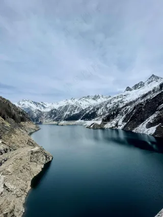 静谧蓝湖：自然风景摄影
