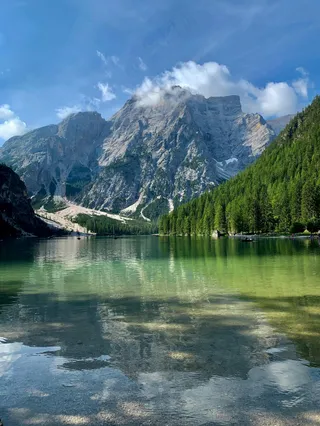 静谧山水间，蓝绿映心湖实拍摄影图