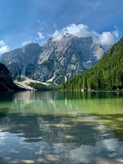 静谧山水间,蓝绿映心湖实拍摄影图 静谧山水间,蓝绿映心湖实拍摄影图