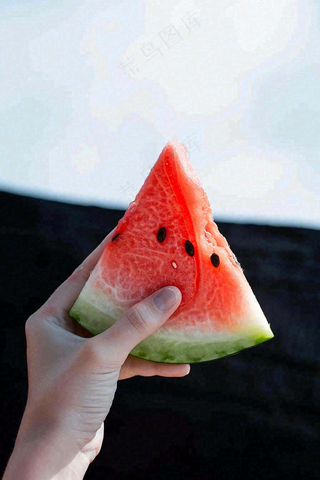 夏日解暑西瓜手握西瓜清凉夏至大暑处暑摄影图