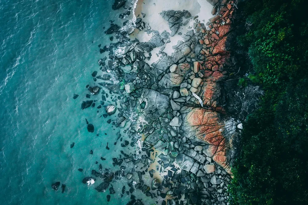 静谧海岸：航拍下的自然色彩