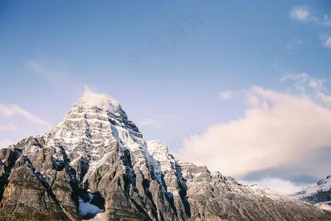 蓝天下的巍峨山峰
