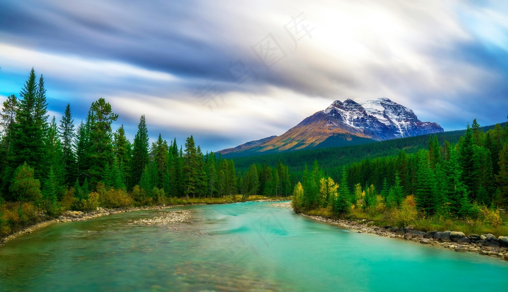 翠湖倒映巍峨山峦，碧水蓝天绘美景
