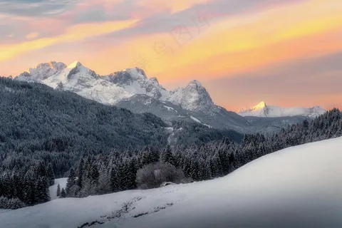 雪域霞光:冬日余晖的壮丽画卷 雪域霞光:冬日余晖的壮丽画卷