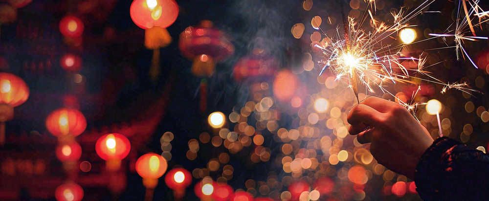 新年春节燃放烟花爆竹庆祝喜庆热闹国庆小年除夕夜摄影图