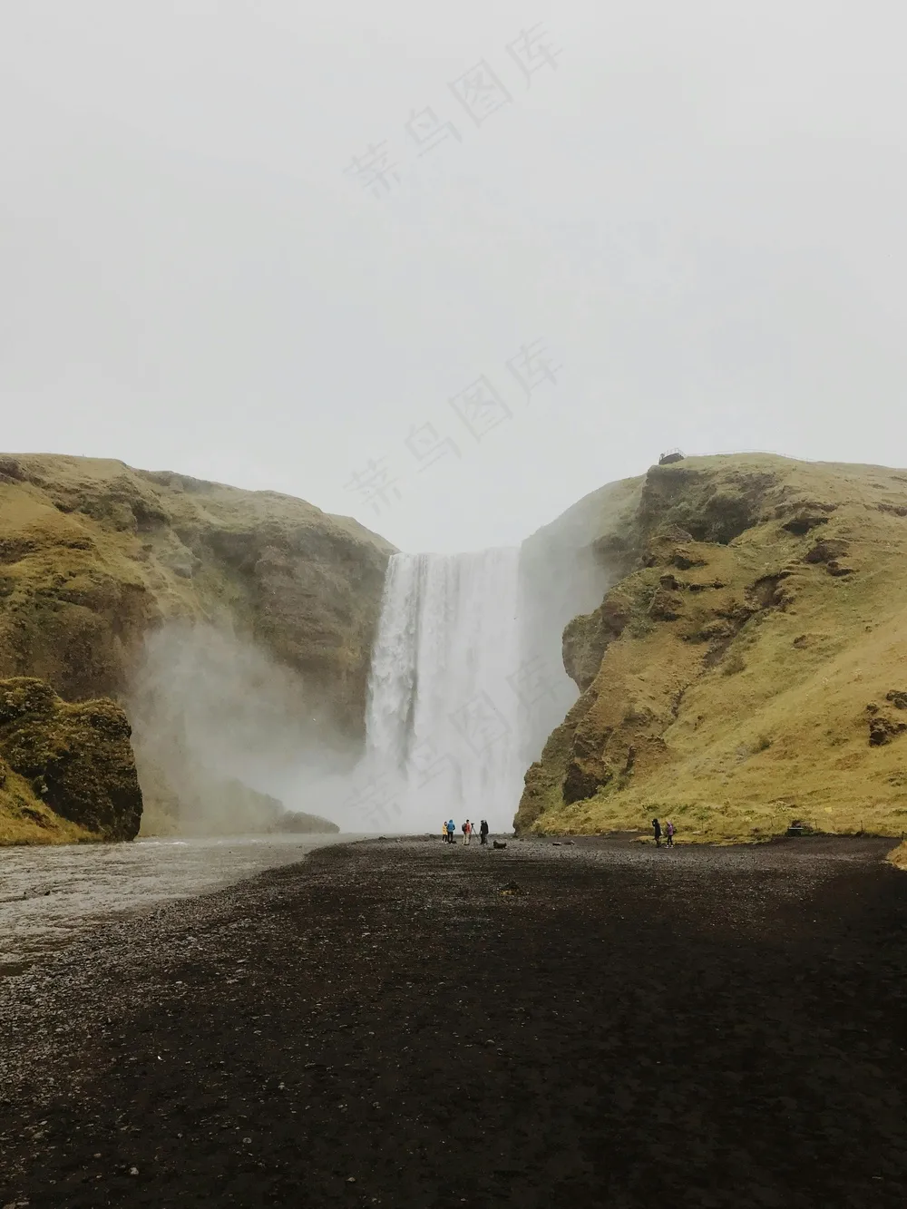 岩上瀑布探险记