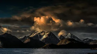 日落雪山云水图：神秘金色自然之美