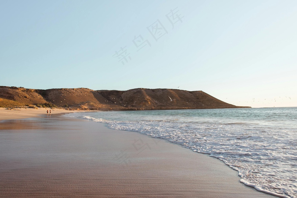 静谧海滨行走图·自然宁静风格·蓝黄交织·壁纸赏景