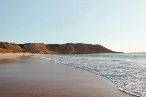 静谧海滨行走图·自然宁静风格·蓝黄交织·壁纸赏景