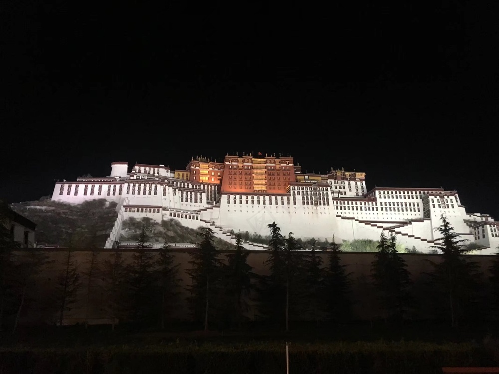 黑白红的布达拉宫