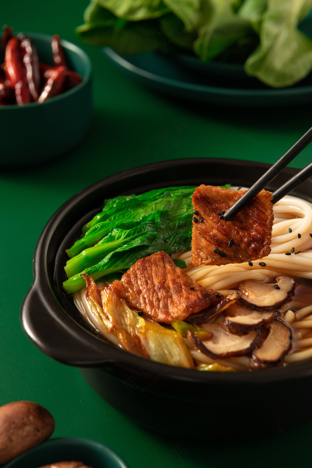 牛肉面暗调柔光纯色背景斜拍竖图海报灯箱招牌