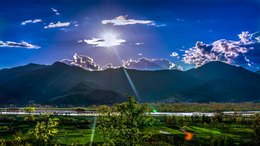 日照青山绿野图