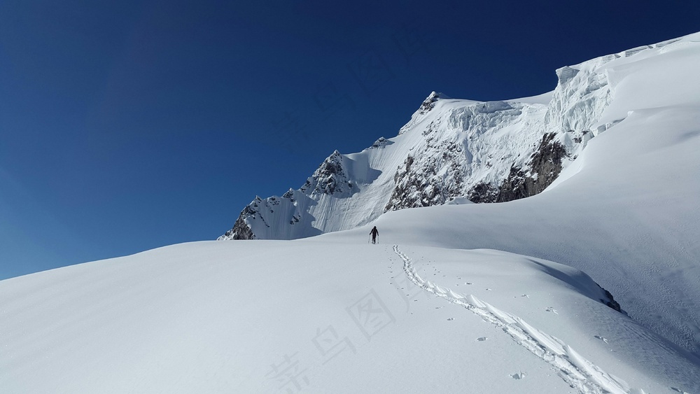 皑皑雪山蓝天之下