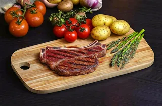 美味的煎牛排牛肉番茄土豆西餐美食摄影图