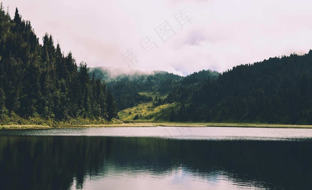 山峦叠翠暮色暖黄图