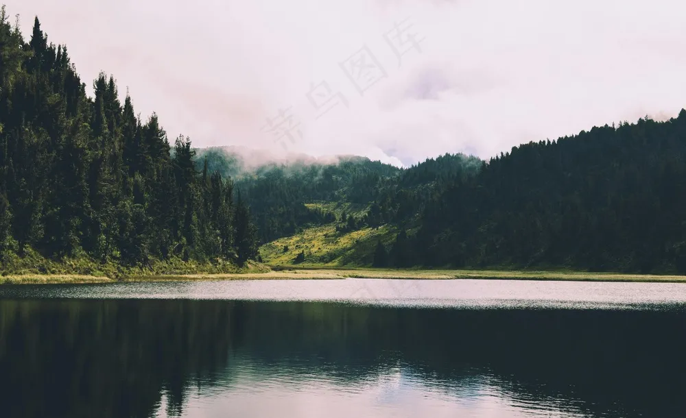 山峦叠翠暮色暖黄图