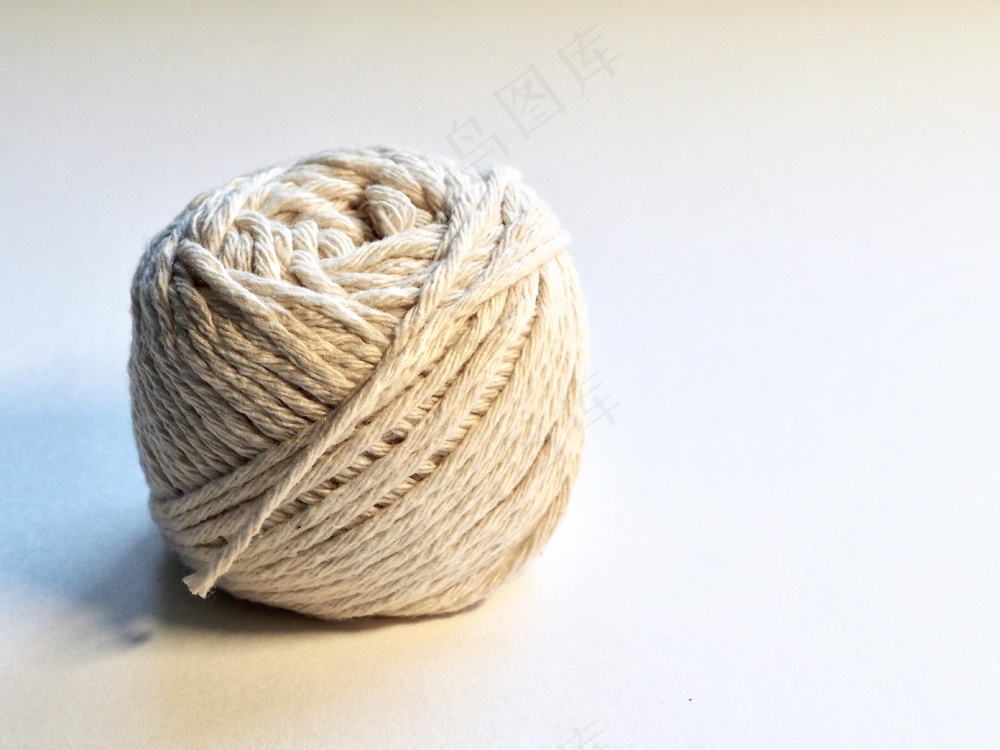 免费 灰色背景下的毛线线团灰色 素材图片