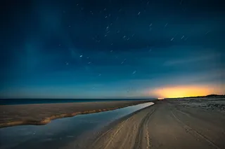 流星雨星空下的河