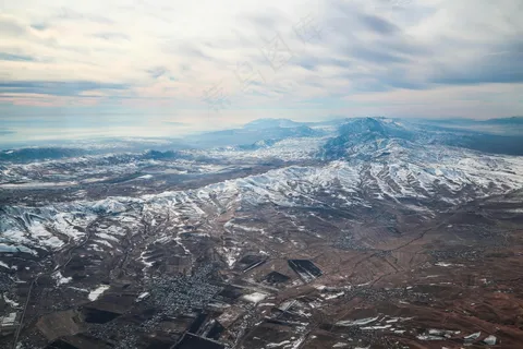清晨的宁静山谷雪景