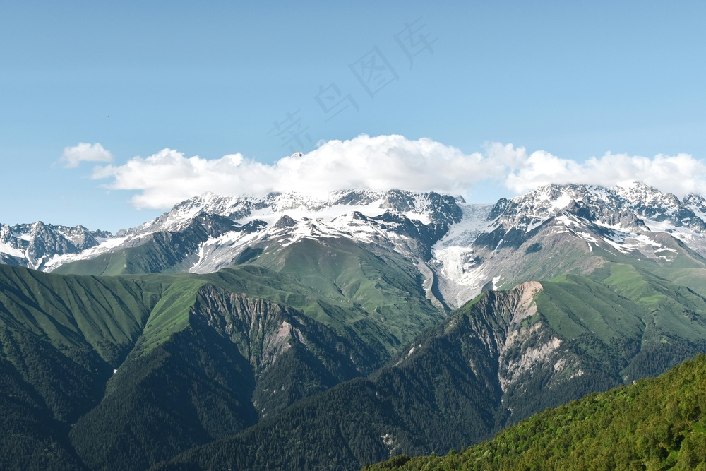 雪峰之下的翠绿山谷